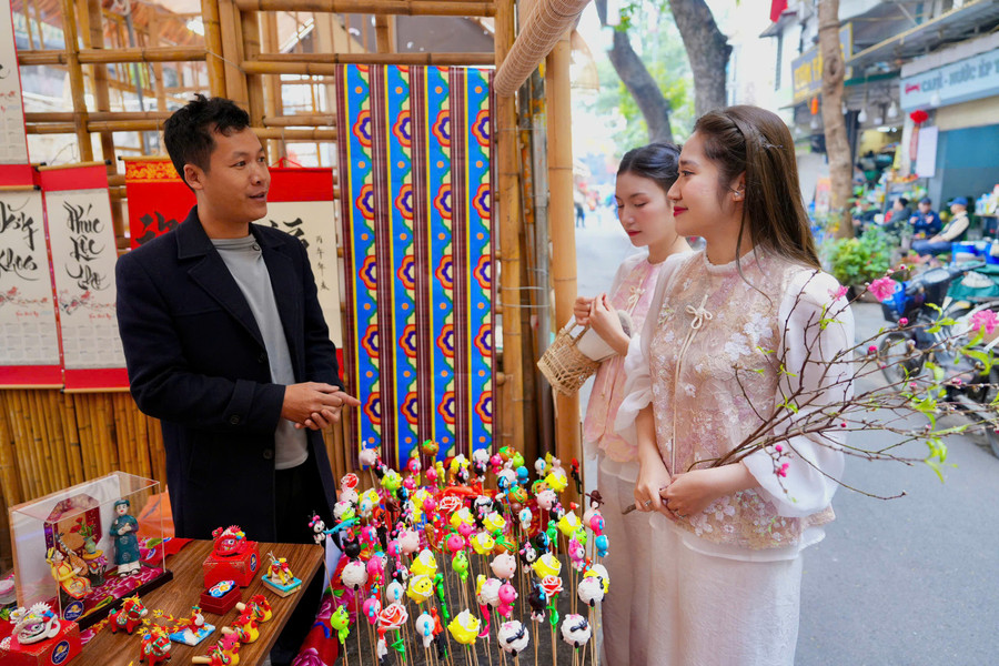 Chợ hoa trải dài trên các tuyến phố: Hàng Lược, Hàng Khoai, Hàng Rươi, Hàng Mã và tuyến phố bích họa Phùng Hưng.