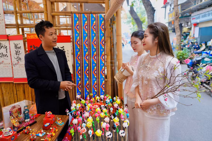 Chợ hoa trải dài trên các tuyến phố: Hàng Lược, Hàng Khoai, Hàng Rươi, Hàng Mã và tuyến phố bích họa Phùng Hưng.