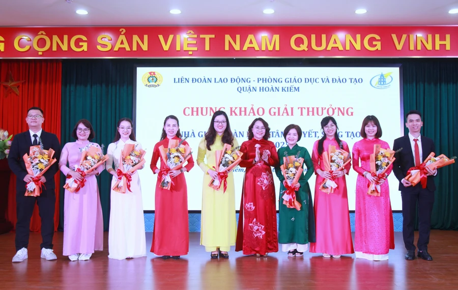 Bà Trịnh Ngọc Trâm - Trưởng phòng GD&ĐT quận Hoàn Kiếm tặng hoa chúc mừng các giáo viên dự chung khảo.