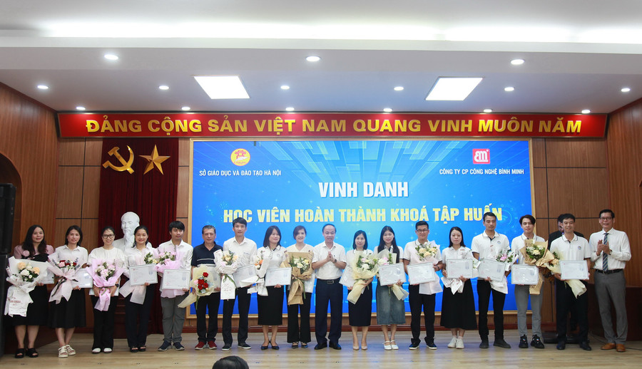 Lãnh đạo Sở GD&ĐT Hà Nội và Công ty CP Công nghệ Bình Minh tặng hoa chúc mừng các học viên. img-0204.jpg