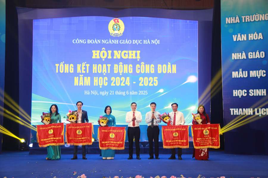 Tổng Liên đoàn Lao động Việt Nam tặng cờ thi đua cho đơn vị xuất sắc. Tổng Liên đoàn Lao động Việt Nam tặng cờ thi đua cho đơn vị xuất sắc.