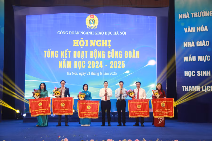 Tổng Liên đoàn Lao động Việt Nam tặng cờ thi đua cho đơn vị xuất sắc.