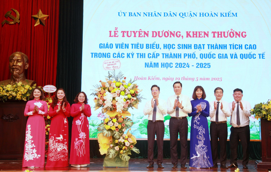 Lãnh đạo quận Hoàn Kiếm chúc mừng ngành GD-ĐT quận. img-0073.jpg