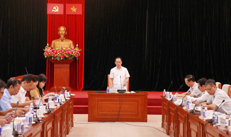 Thứ trưởng Bộ GD&ĐT Hoàng Minh Sơn chủ trì phiên họp.