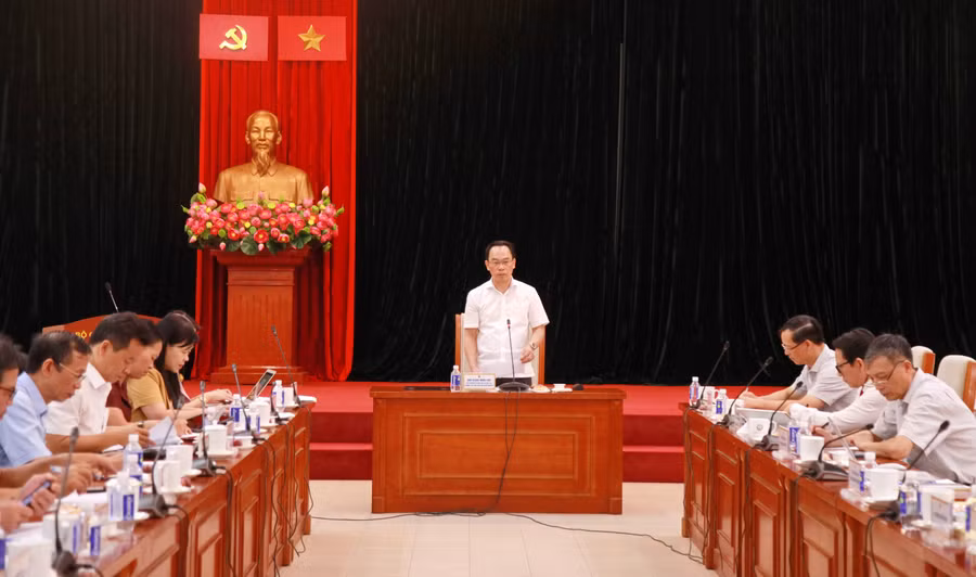 Thứ trưởng Bộ GD&ĐT Hoàng Minh Sơn chủ trì phiên họp.