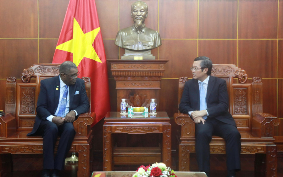 Thứ trưởng Bộ GD&ĐT Nguyễn Văn Phúc tiếp ông Hassan Omar - Đại sứ nước Cộng hòa Sudan tại Malaysia kiêm nhiệm Việt Nam.
