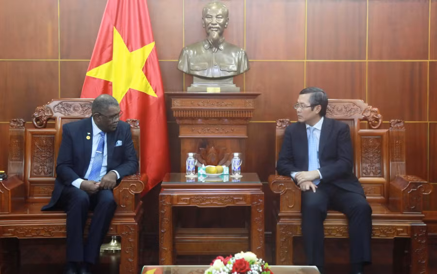 Thứ trưởng Bộ GD&ĐT Nguyễn Văn Phúc tiếp ông Hassan Omar - Đại sứ nước Cộng hòa Sudan tại Malaysia kiêm nhiệm Việt Nam.