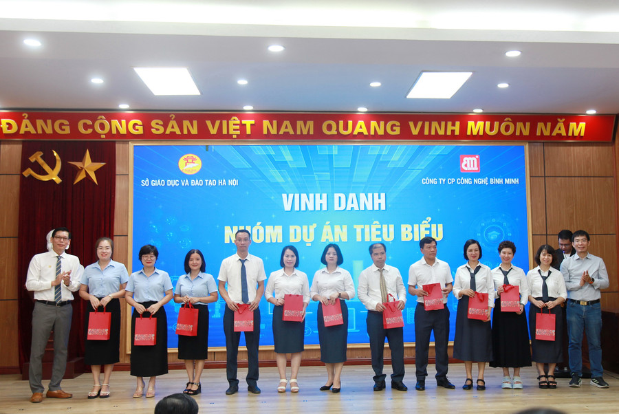 Ban tổ chức vinh danh nhóm dự án tiêu biểu. img-0252.jpg