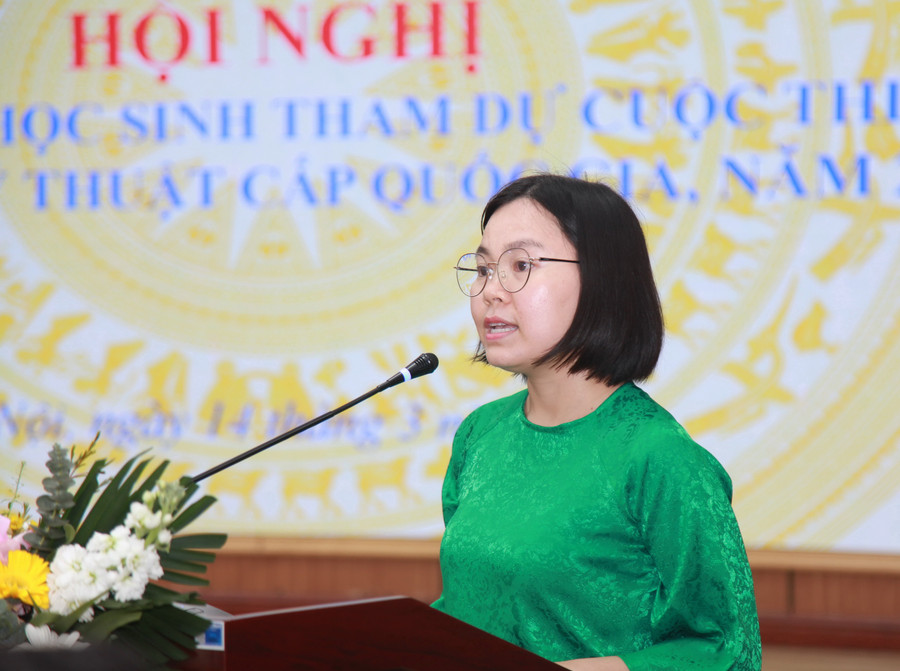 Cô Nguyễn Thị Châu Loan, giáo viên Trường THPT Phan Huy Chú phát biểu. img-0038.jpg
