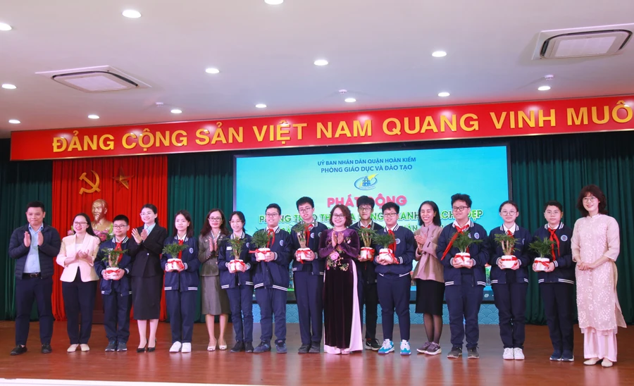 Phòng GD&ĐT quận Hoàn Kiếm (Hà Nội) phát động phong trào thi đua Sáng - Xanh - Sạch - Đẹp ngành Giáo dục và Đào tạo thành phố Hà Nội.