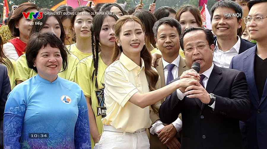 "Bảo Khánh cất cánh" là lời chúc mừng của Giám đốc Sở GD&ĐT Hà Nội Trần Thế Cương dành cho nhà vô địch Olympia. img-24.jpg