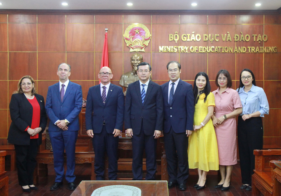 Đại biểu chụp ảnh lưu niệm tại buổi làm việc.