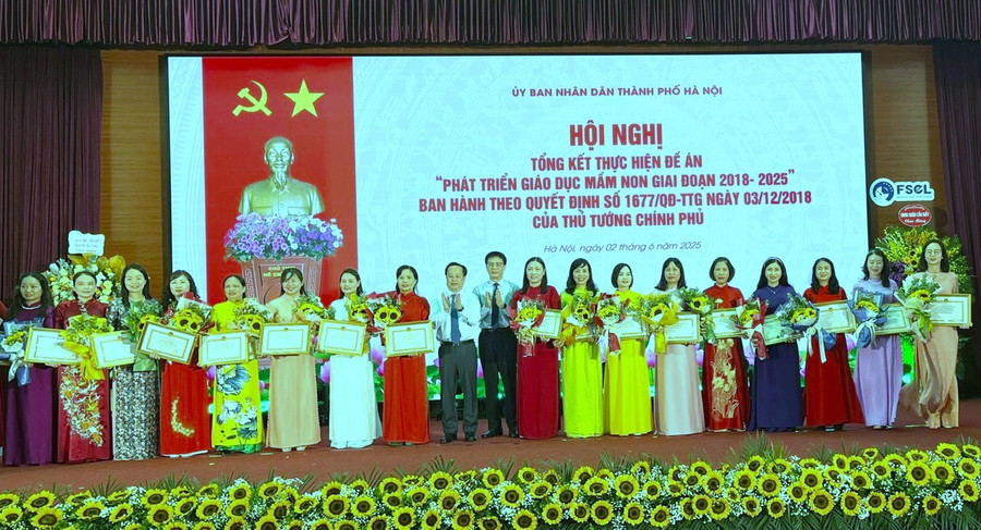 Giám đốc Sở GD&ĐT Hà Nội Trần Thế Cương, Chủ tịch Công đoàn Giáo dục Việt Nam Nguyễn Ngọc Ân trao thưởng cho các đơn vị. 0206-de-an-mn-7.jpg
