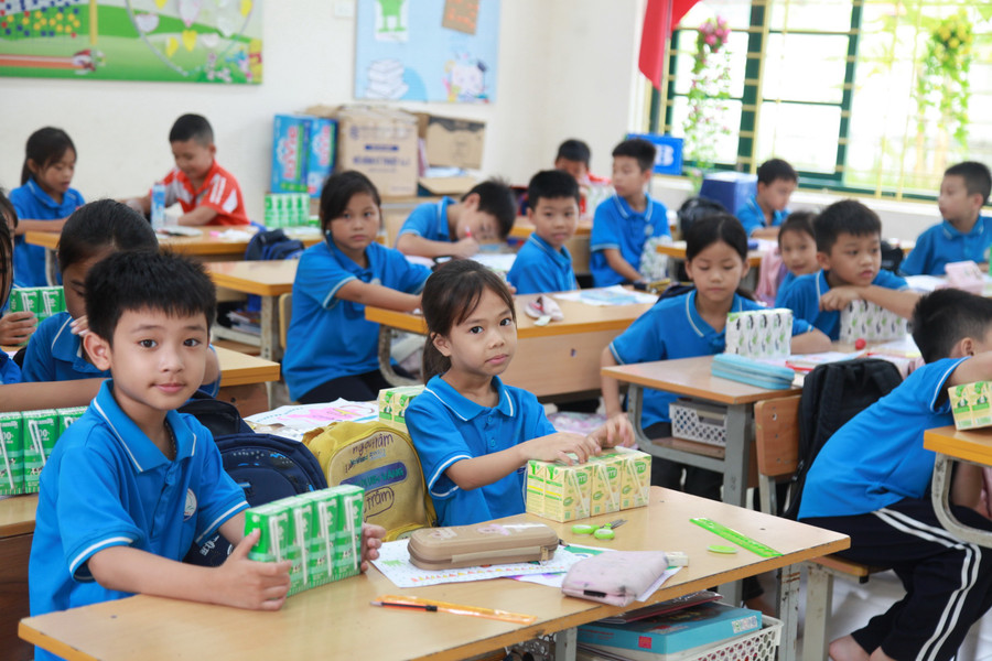 Học sinh Trường Tiểu học Việt Long (xã Đa Phúc) trở lại trường sau nhiều ngày nghỉ học do ảnh hưởng của bão số 11. img-0625.jpg