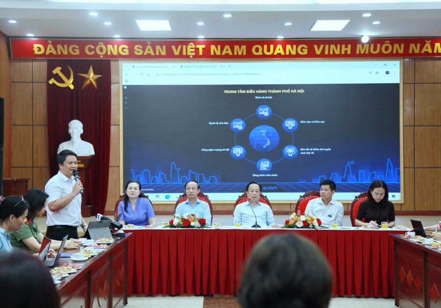 Ông Nghiêm Văn Bình - Trưởng phòng Quản lý thi và kiểm định chất lượng giáo dục (Sở GD&ĐT Hà Nội) thông tin về Bản đồ số phục vụ công tác điều hành kỳ thi vào lớp 10 của thành phố Hà Nội. img-0052.jpg
