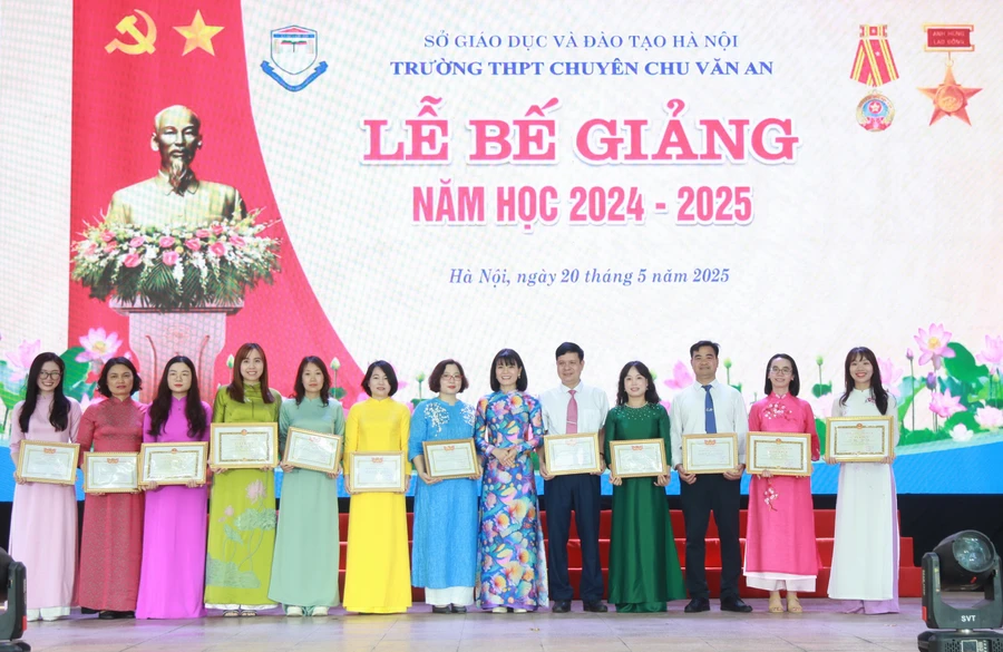 Nhà giáo Nguyễn Thị Nhiếp trao thưởng cho các giáo viên tiêu biểu.