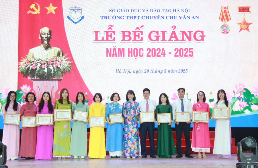 Nhà giáo Nguyễn Thị Nhiếp trao thưởng cho các giáo viên tiêu biểu.