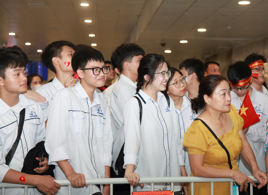 Đông đảo thầy cô, bạn bè có mặt tại cửa sân bay để chào đón các thí sinh. img-0281.jpg