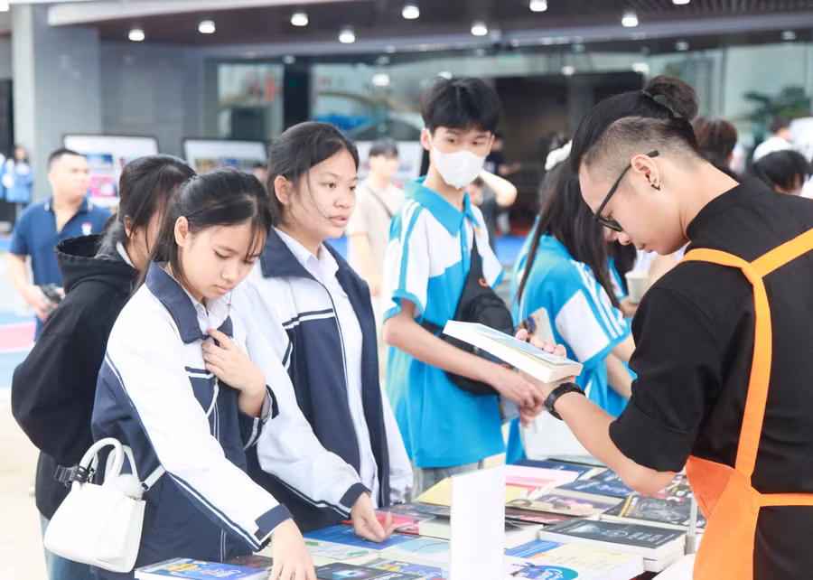 Gần 10.000 học sinh Thủ đô hào hứng tham dự ngày hội gắn kết giáo dục nghề nghiệp.