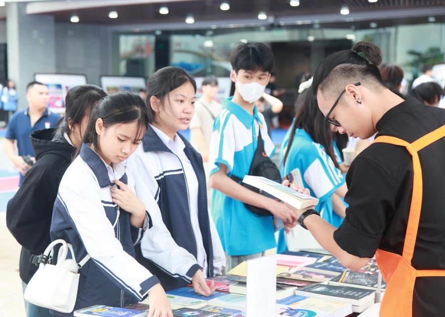 Gần 10.000 học sinh Thủ đô hào hứng tham dự ngày hội gắn kết giáo dục nghề nghiệp.