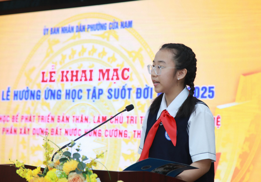 Nguyễn Anh Thy, học sinh lớp 8E1 Trường THCS Ngô Sĩ Liên phát biểu hưởng ứng. img-0182.jpg