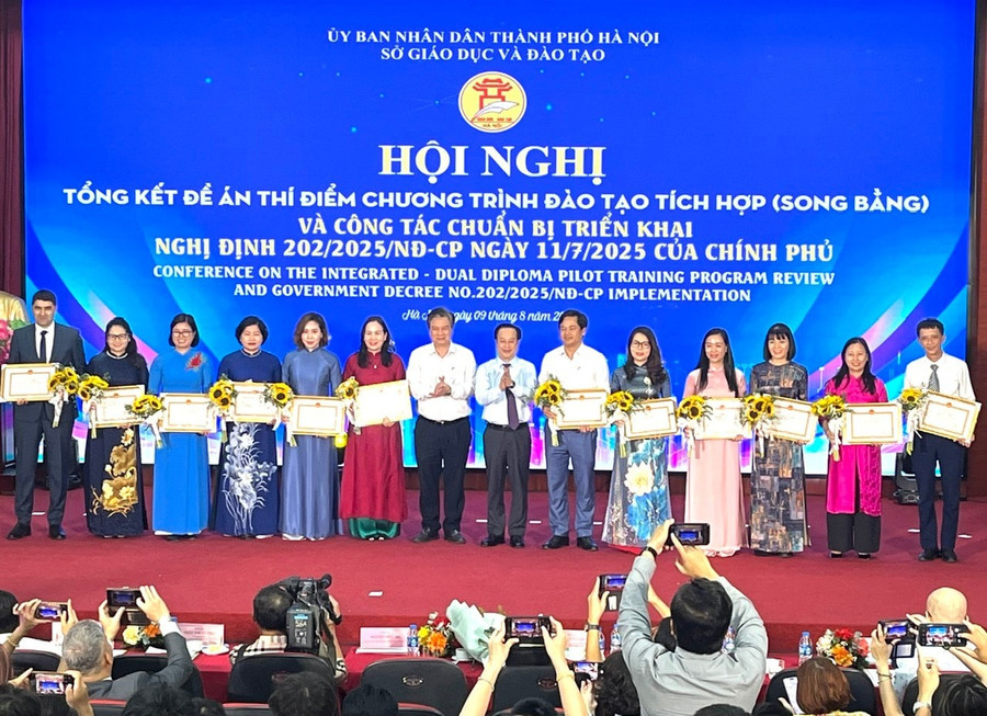12 tập thể được tặng Bằng khen của UBND thành phố Hà Nội. 0908-tk-song-bang-2.jpg