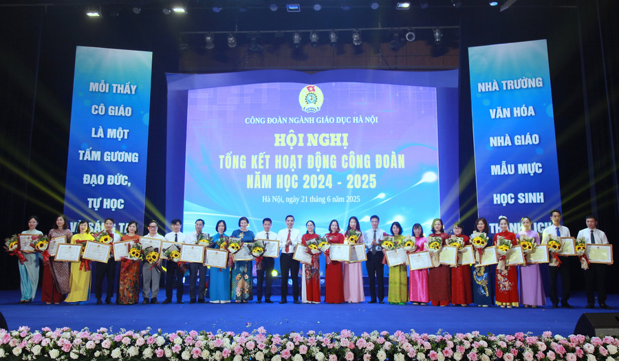 Phó Chủ tịch Thường trực Liên đoàn Lao động thành phố Hà Nội Lê Đình Hùng, Chủ tịch Công đoàn Giáo dục Việt Nam Nguyễn Ngọc Ân trao thưởng cho các cá nhân có thành tích xuất sắc. img-1122.jpg