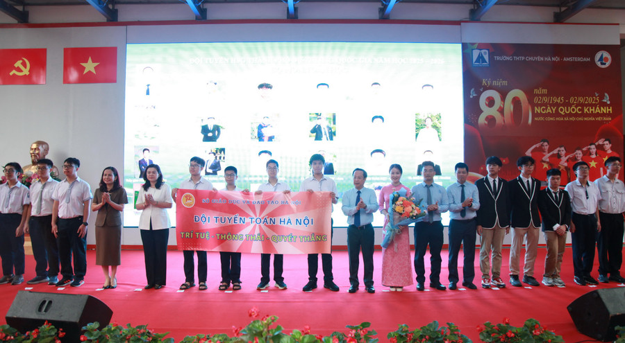 Ra mắt đội tuyển Toán gồm 20 thành viên. img-0195.jpg