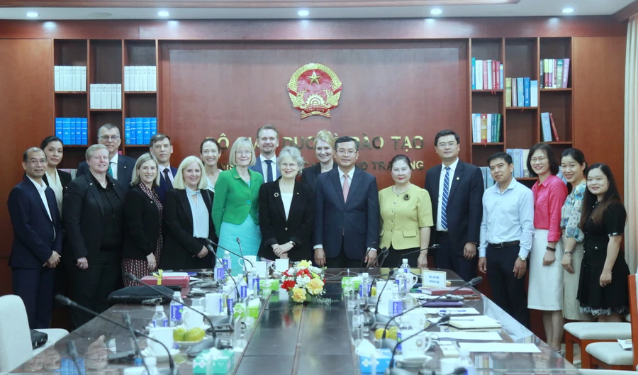 Các đại biểu chụp ảnh lưu niệm.
