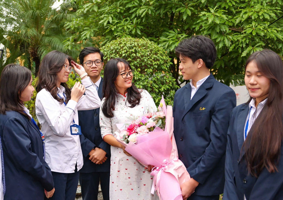 Học sinh Trường THPT chuyên Chu Văn An (Hà Nội) chúc mừng thầy cô trong dịp Ngày Nhà giáo Việt Nam 20/11. Ảnh: Lê Tùng