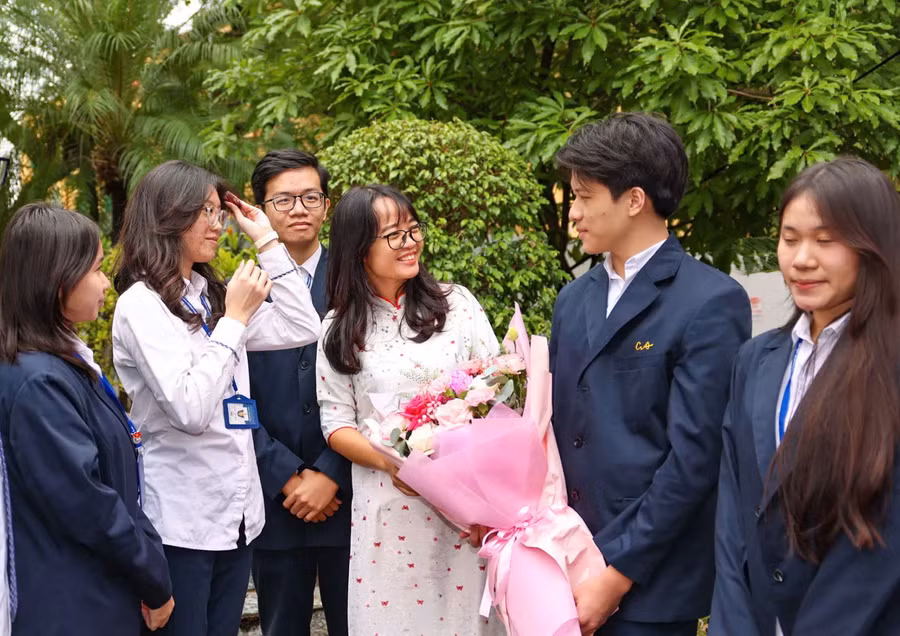 Học sinh Trường THPT chuyên Chu Văn An (Hà Nội) chúc mừng thầy cô trong dịp Ngày Nhà giáo Việt Nam 20/11. Ảnh: Lê Tùng