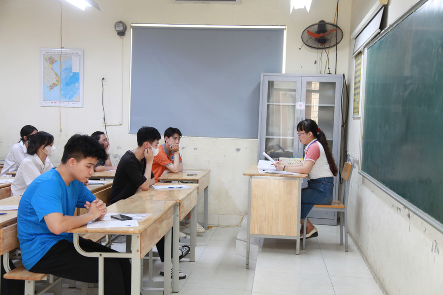 Trường THCS Lĩnh Nam chuẩn bị đầy đủ cơ sở vật chất, trang bị quạt mát, điều hòa, nước uống cho các thí sinh trong suốt các ngày thi. img-0363.jpg