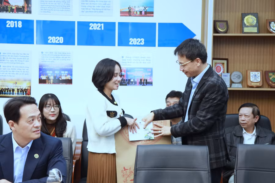 Chủ tịch Công đoàn Giáo dục Việt Nam Nguyễn Ngọc Ân tặng quà cho nhà giáo có hoàn cảnh khó khăn.