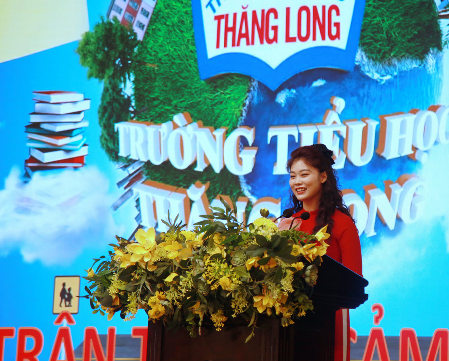 Giáo viên Trường Tiểu học Thăng Long trình bày tham luận tại hội nghị. img-0116.jpg