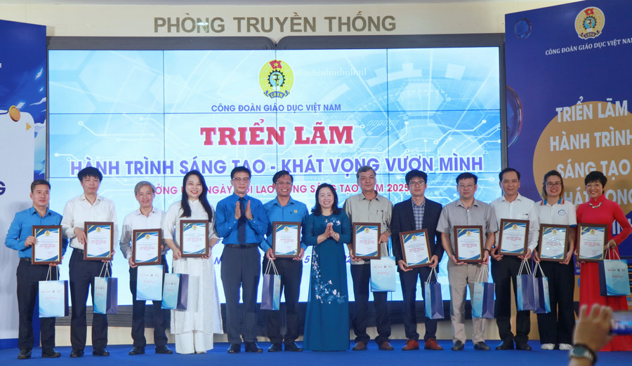 Ban tổ chức trao chứng nhận và tặng quà cho các đơn vị tham gia triển lãm. img-0083.jpg
