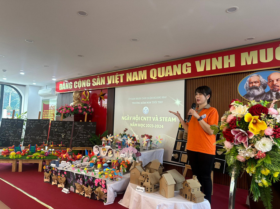 Cô Tạ Thị Thu Huyền trong ngày hội CNTT và STEM. 2023-12-04-09-46-502.jpg