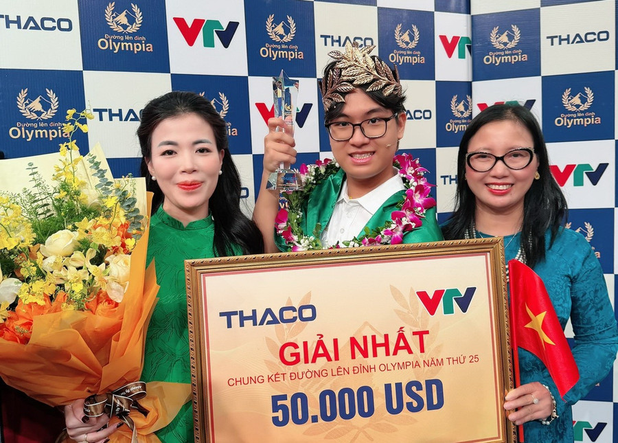 Cô Hoàng Thu Hà - Phó hiệu trưởng Trường THPT chuyên Hà Nội - Amsterdam (bên phải) và cô giáo chủ nhiệm Bùi Thị Thu Hà (bên trái) chúc mừng Bảo Khánh. 569442839-25090270370653674-1674461654172209311-n.jpg