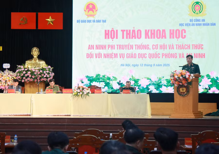 Hội thảo khoa học 'An ninh phi truyền thống, cơ hội và thách thức đối với nhiệm vụ giáo dục quốc phòng và an ninh'.