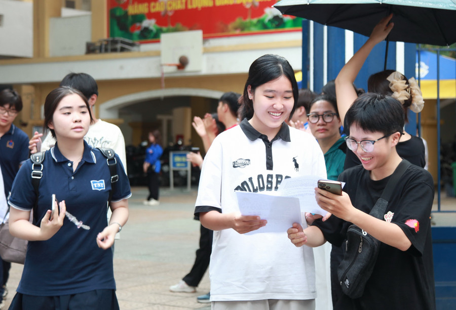 Thí sinh rời phòng thi với tâm trạng phấn khởi, thoải mái.