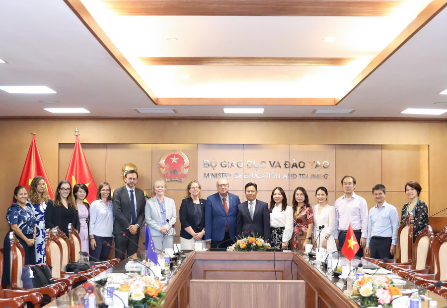 Các đại biểu chụp ảnh lưu niệm.