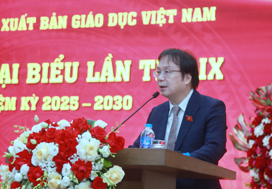 Đồng chí Nguyễn Tiến Thanh - Bí thư Đảng bộ, Chủ tịch Hội đồng thành viên, Tổng Giám đốc Nhà xuất bản Giáo dục Việt Nam trình bày báo cáo tại Đại hội. img-0111.jpg