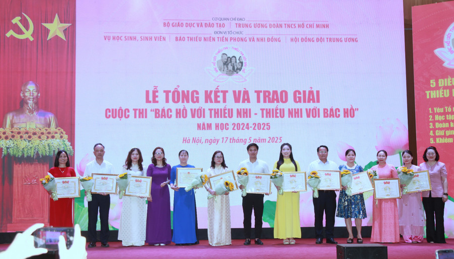 Ban tổ chức trao giải cho các tập thể. img-0173.jpg