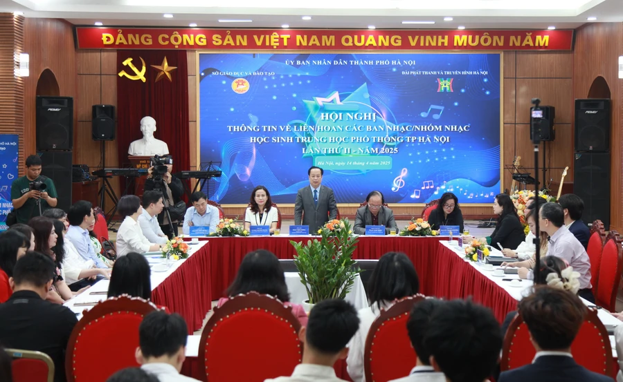 Giám đốc Sở GD&ĐT Hà Nội Trần Thế Cương thông tin tại hội nghị.