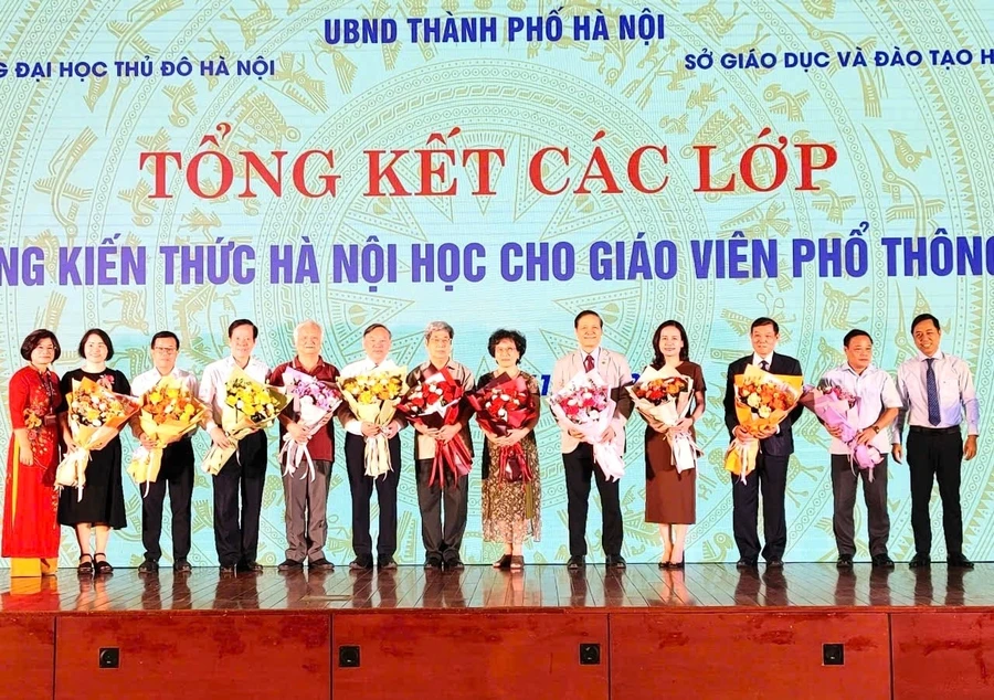 Ban tổ chức lớp học tặng hoa tri ân các cá nhân có nhiều đóng góp cho sự thành công của lớp bồi dưỡng. 