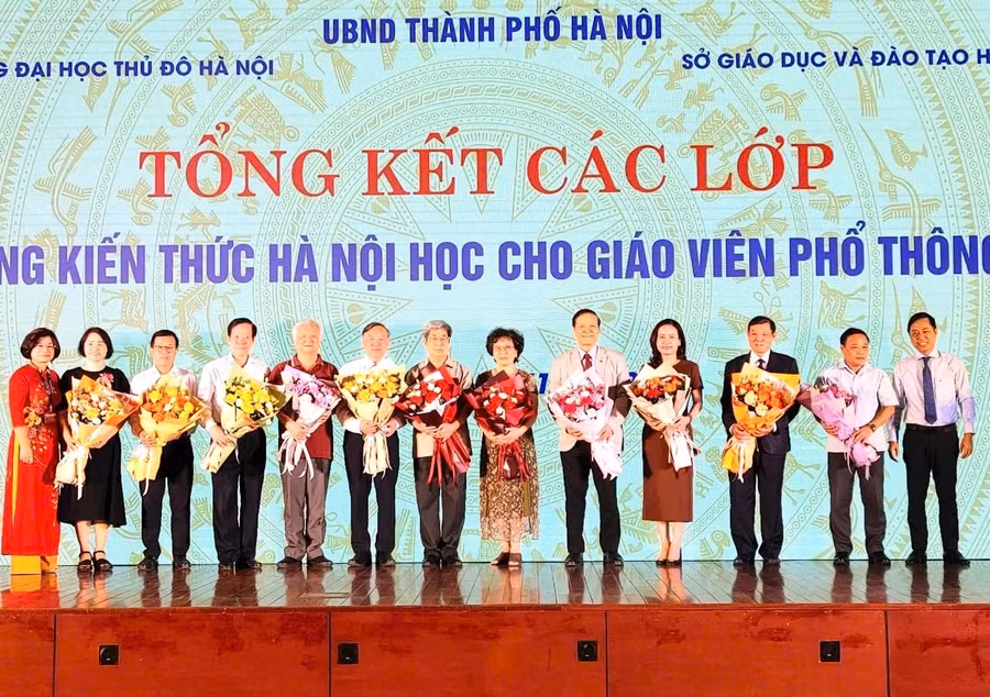 Ban tổ chức lớp học tặng hoa tri ân các cá nhân có nhiều đóng góp cho sự thành công của lớp bồi dưỡng. 