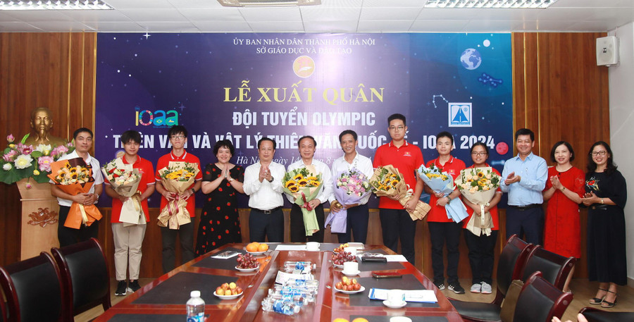 Lãnh đạo Sở GD&ĐT Hà Nội động viên đoàn học sinh Việt Nam dự thi Olympic Thiên văn và Vật lý thiên văn quốc tế năm 2024.