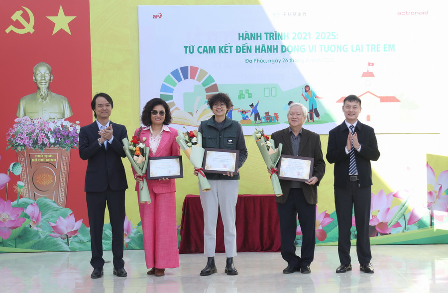 Đại diện Vụ Giáo dục phổ thông, Bộ GD&ĐT và lãnh đạo xã Đa Phúc tặng hoa tri ân các đơn vị thực hiện dự án.