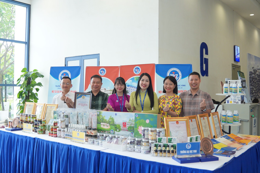 Nhiều công trình nghiên cứu của các giảng viên trưng bày tại triển lãm. dsc01436.jpg