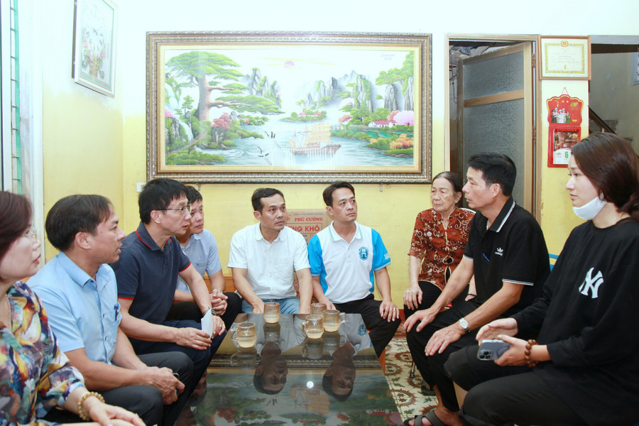 Đoàn công tác thăm, chia buồn với gia đình cô giáo Lý Thị Thanh Xuân. img-0108.jpg
