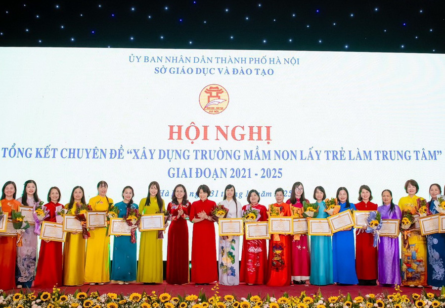 Bà Hoàng Thị Dinh - Phó Vụ trưởng Vụ Giáo dục Mầm non (Bộ GD&ĐT) và bà Vương Hương Giang - Phó Giám đốc Sở GD&ĐT Hà Nội trao thưởng cho các đơn vị. 574571198-831107942643395-6360149002058792569-n.jpg